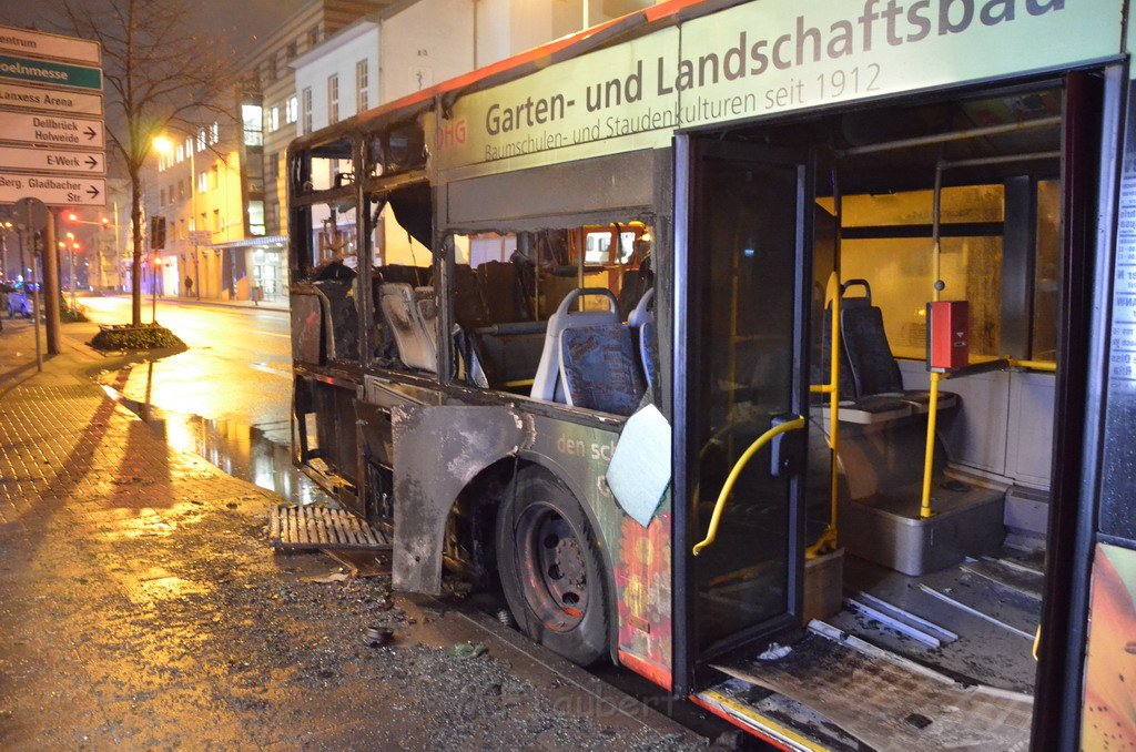 Stadtbus fing Feuer Koeln Muelheim Frankfurterstr Wiener Platz P097.JPG